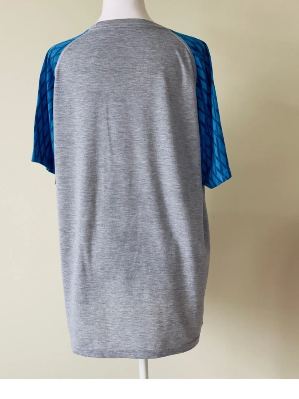 adidas Men’s Grey Heather and Blue Short Sleeve Tee  Raglan Sleeves EUC Size L